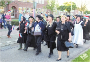 De Spotvogels verkleed in kleding uit de oorlogsjaren.